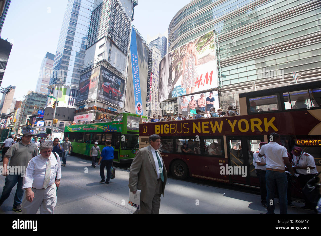 NEW YORK - Mai 29, 2015 : Times Square occupé avec les gens et les touristes. Plus de 300 000 personnes visitent cette place tous les jours. Banque D'Images