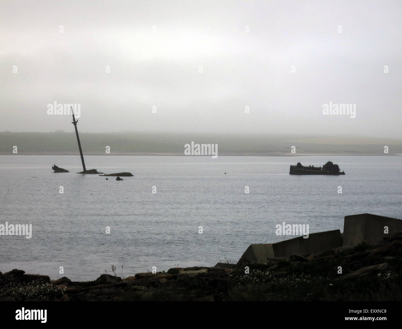 Les coques rouillées dépasse de l'eau dans Scapa Flow sur les îles Orkney, Grande-Bretagne, 16 juin 2014. Navires de la marine britannique bloquaient la zone d'accès à la baie après avoir été coulé. Ils servent maintenant comme un site de plongée. Photo : Franz-Peter Tschauner/DPA - AUCUN FIL SERVICE - Banque D'Images