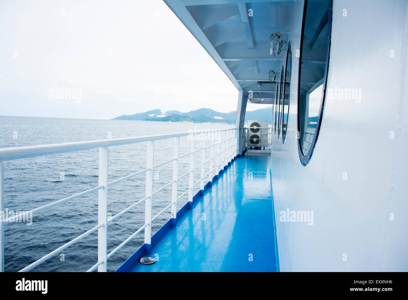 Turquoise bleu marbre blanc avec barrière sur un ferry Banque D'Images