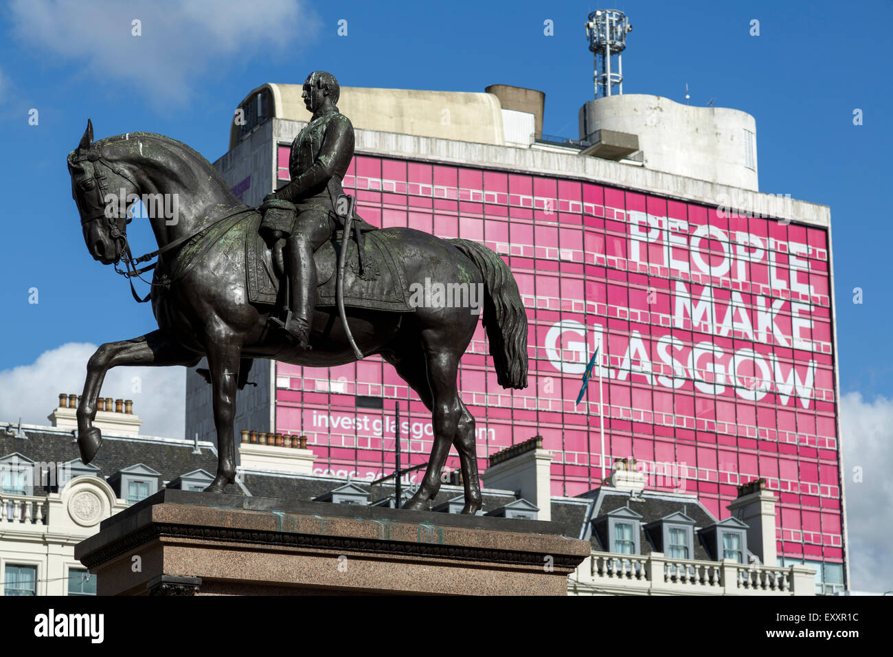 Statue équestre d'Albert Prince Consort sur George Square Glasgow dans le centre-ville, Écosse, Royaume-Uni avec les gens font le signe de Glasgow en arrière-plan Banque D'Images