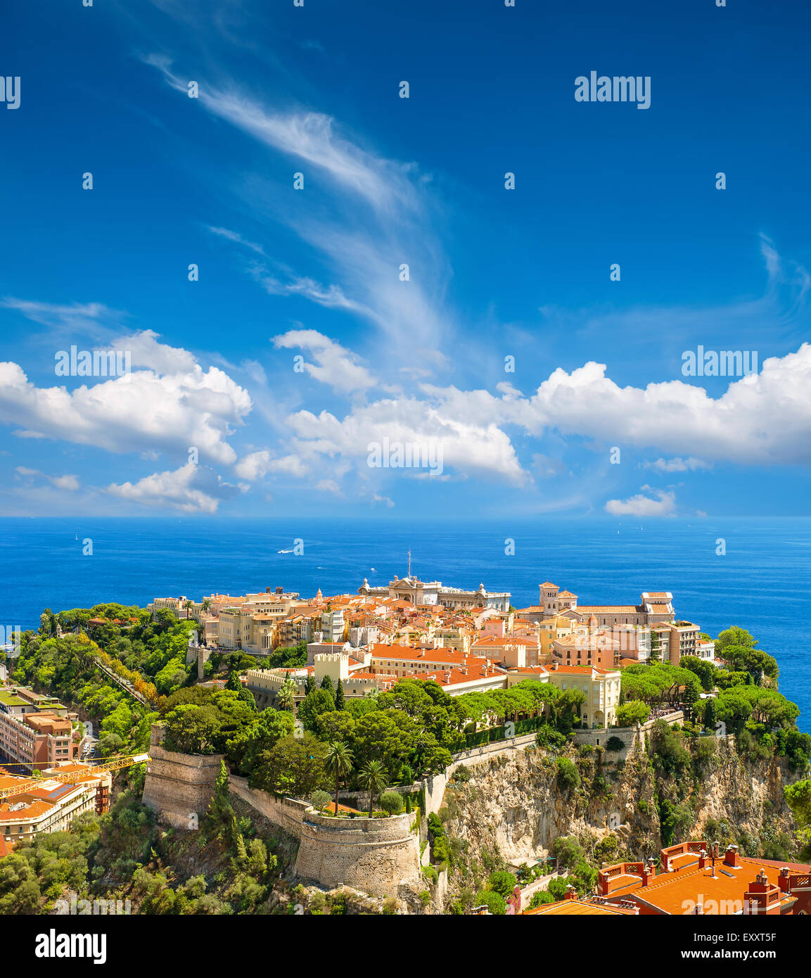 Vue de Monaco avec le Prince's Palace et musée Océanographique. Banque D'Images