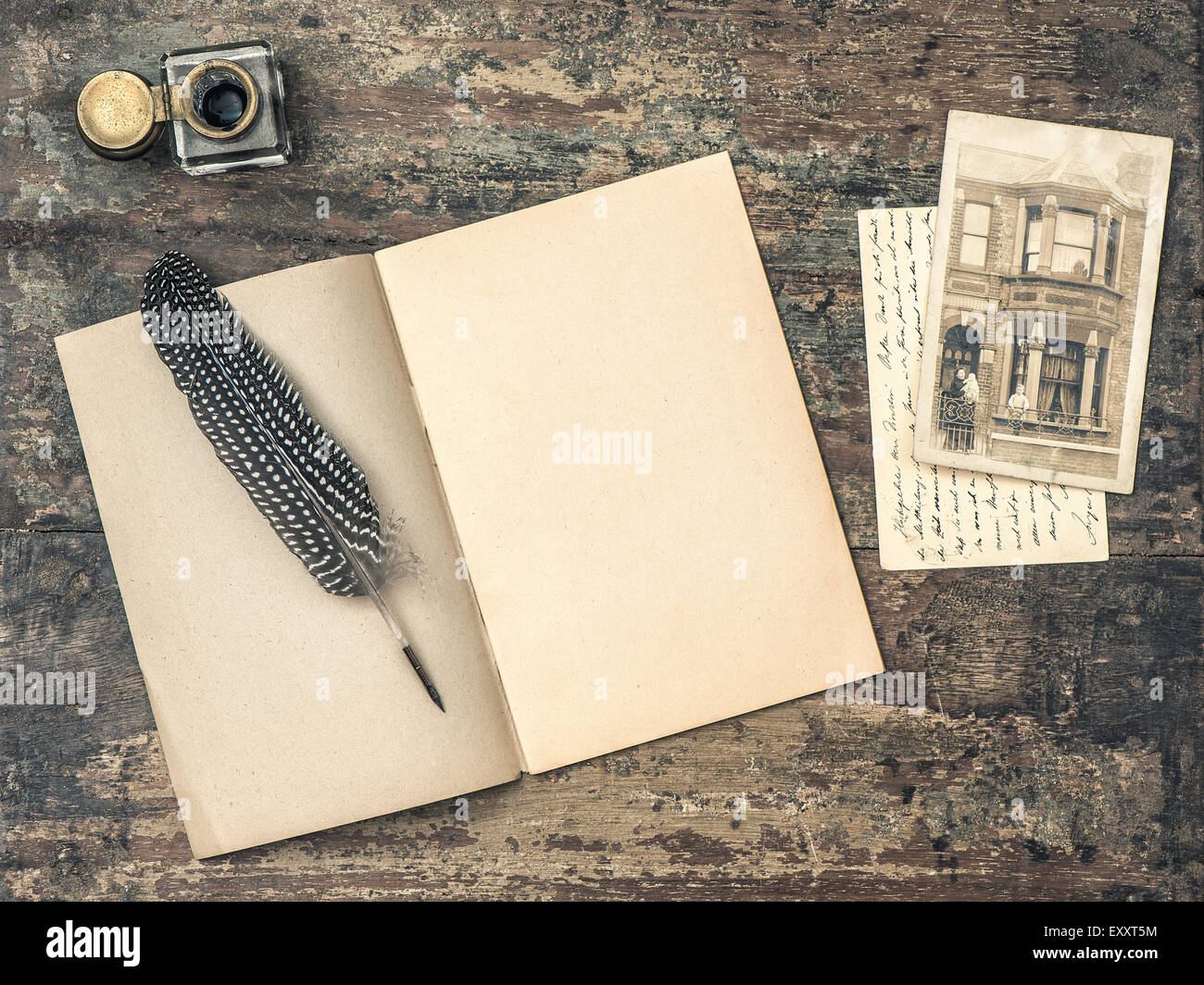 Avis ouvert livre, outils d'écriture vintage stylo-plume encrier et texturé sur fond de bois. Retro style tonique photo Banque D'Images
