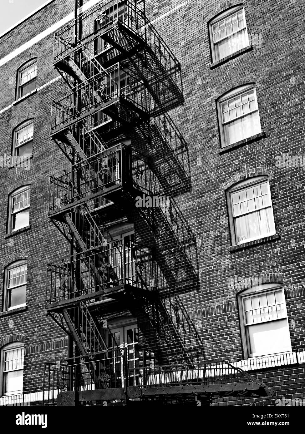 Fire escape avec ombres sur un immeuble en brique. La colline du Capitole, Seattle Washington Banque D'Images