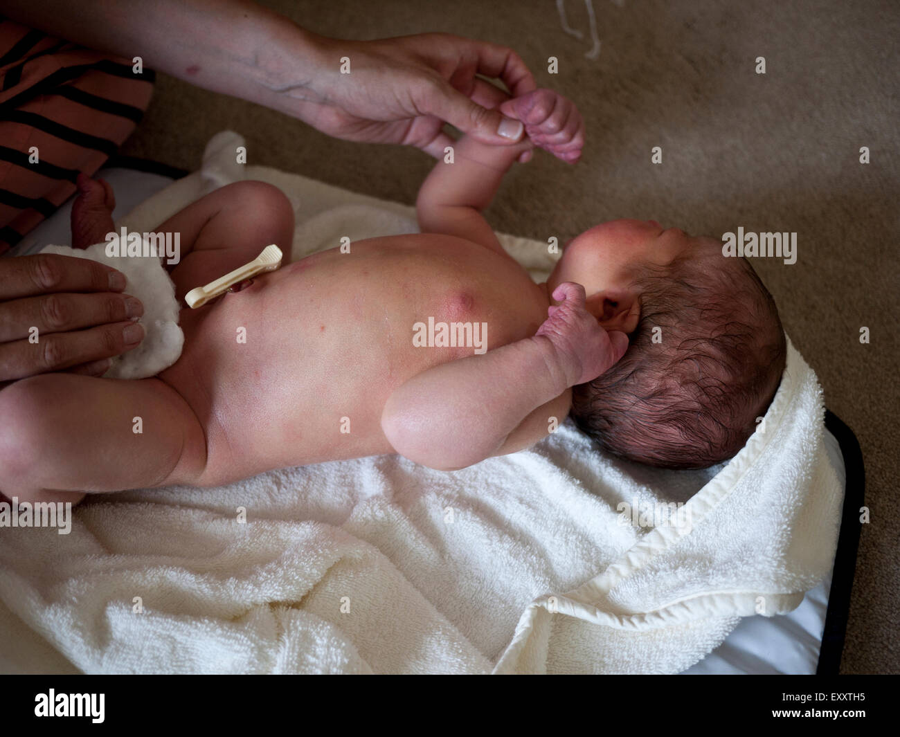 Un Jour Bebe Garcon Ete Lave Montrant Aussi Collier Cordon Ombilical Angleterre Royaume Uni Photo Stock Alamy