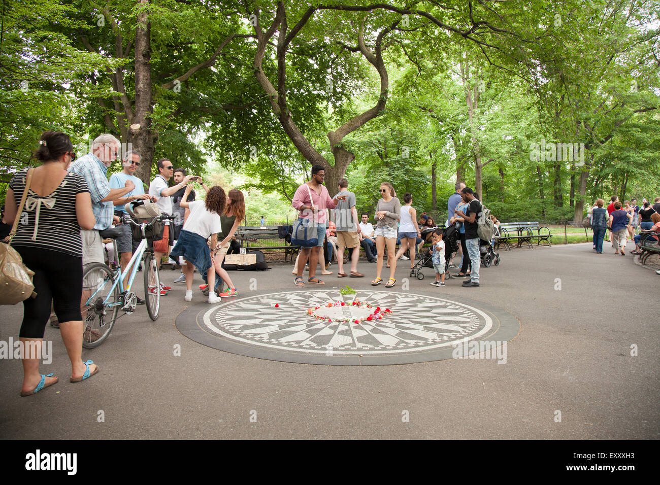 NEW YORK - Mai 25, 2015 : Les gens se rassemblent à Strawberry Fields à Central Park, New York City. Strawberry Fields est un à h Banque D'Images