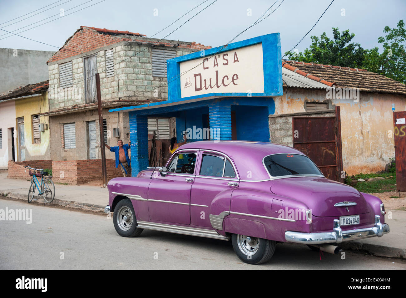 Un vintage purple Chevrolet s'assoit sur le trottoir dans les rues de Trinidad, Cuba Banque D'Images