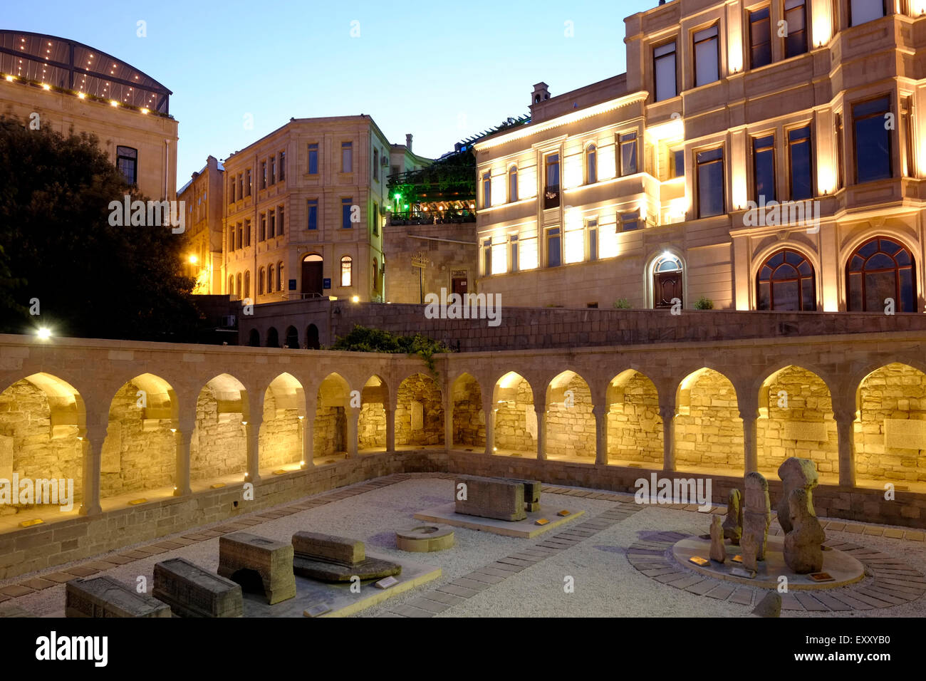 Une ancienne cour intérieure avec lapidarium dans Icheri Sheher qui est le coeur historique de Bakou énumérés dans la liste des sites du patrimoine mondial de l'Unesco dans la ville de Bakou en Azerbaïdjan Banque D'Images