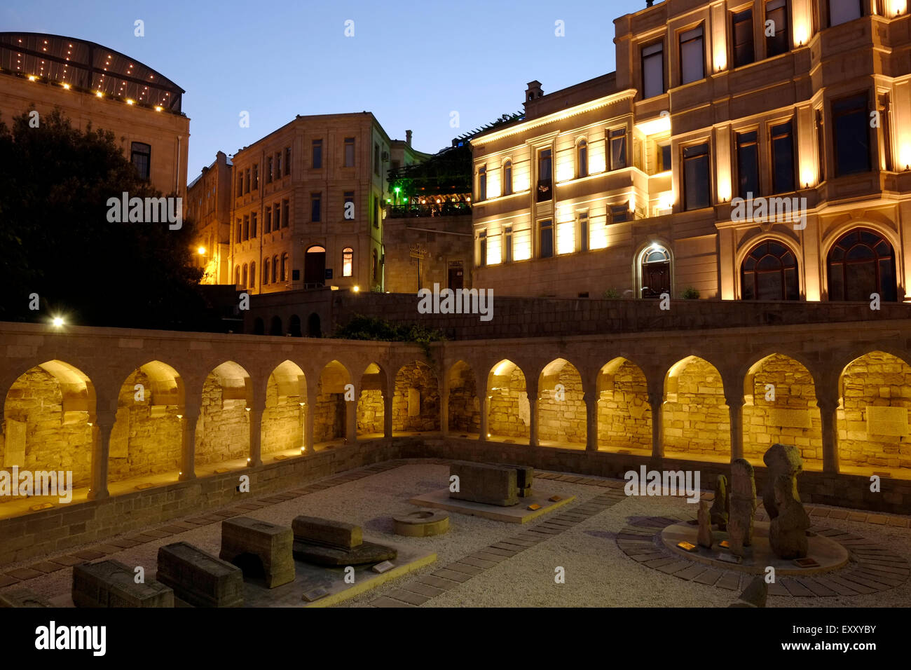 Une ancienne cour intérieure avec lapidarium dans Icheri Sheher qui est le coeur historique de Bakou énumérés dans la liste des sites du patrimoine mondial de l'Unesco dans la ville de Bakou en Azerbaïdjan Banque D'Images