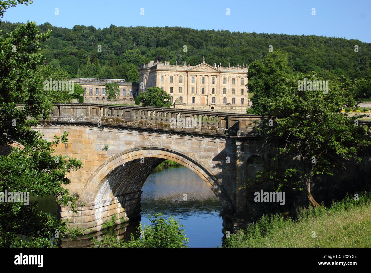 Maison Chatsworh du pont en arc sur l'approche principale pour la maison seigneuriale, Derbyshire Peak District, England UK Banque D'Images
