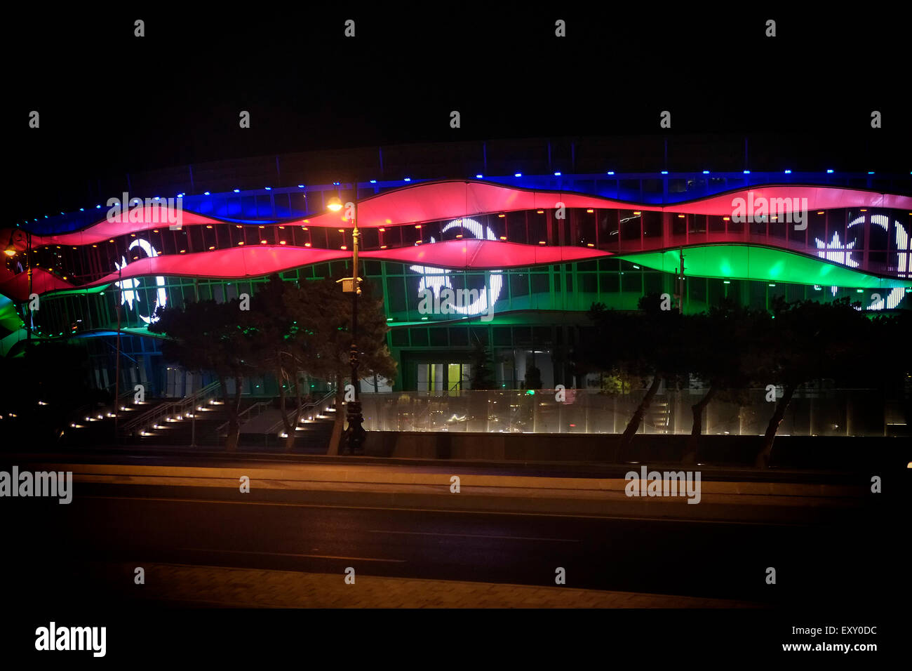 Vue sur la nouvelle salle de gymnastique nationale décorée avec le Couleurs du drapeau azéri construit pour le Bakou 2015 Jeux européens dans la ville de Bakou en Azerbaïdjan Banque D'Images