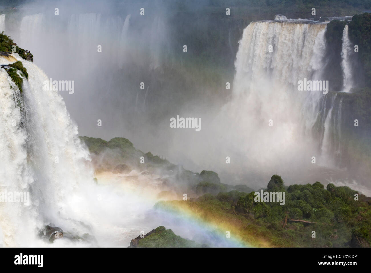 Double arc-en-ciel à la Gorge du Diable, les chutes d'Iguaçu du côté brésilien Banque D'Images