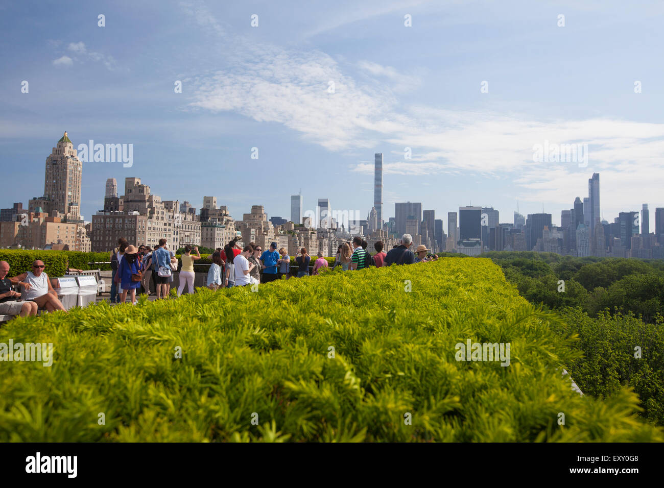 NEW YORK - Mai 26, 2015 : les touristes profiter de la vue de Manhattan depuis le toit-jardin Cafe and Martini Bar qui est situé à eux Banque D'Images