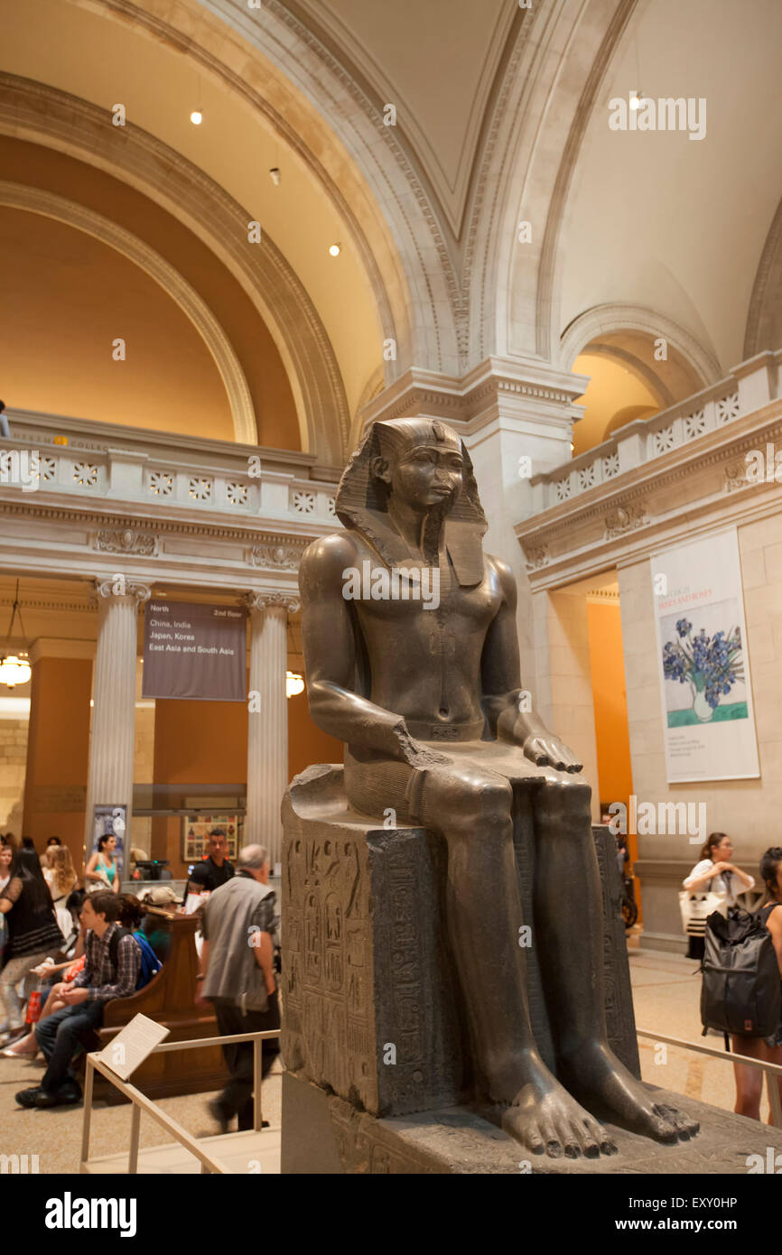 NEW YORK - Mai 26, 2015 : une monumentale statue de l'Égypte ancienne d'un pharaon assis-probablement Amenemhat II - est affiché dans le Gréa Banque D'Images