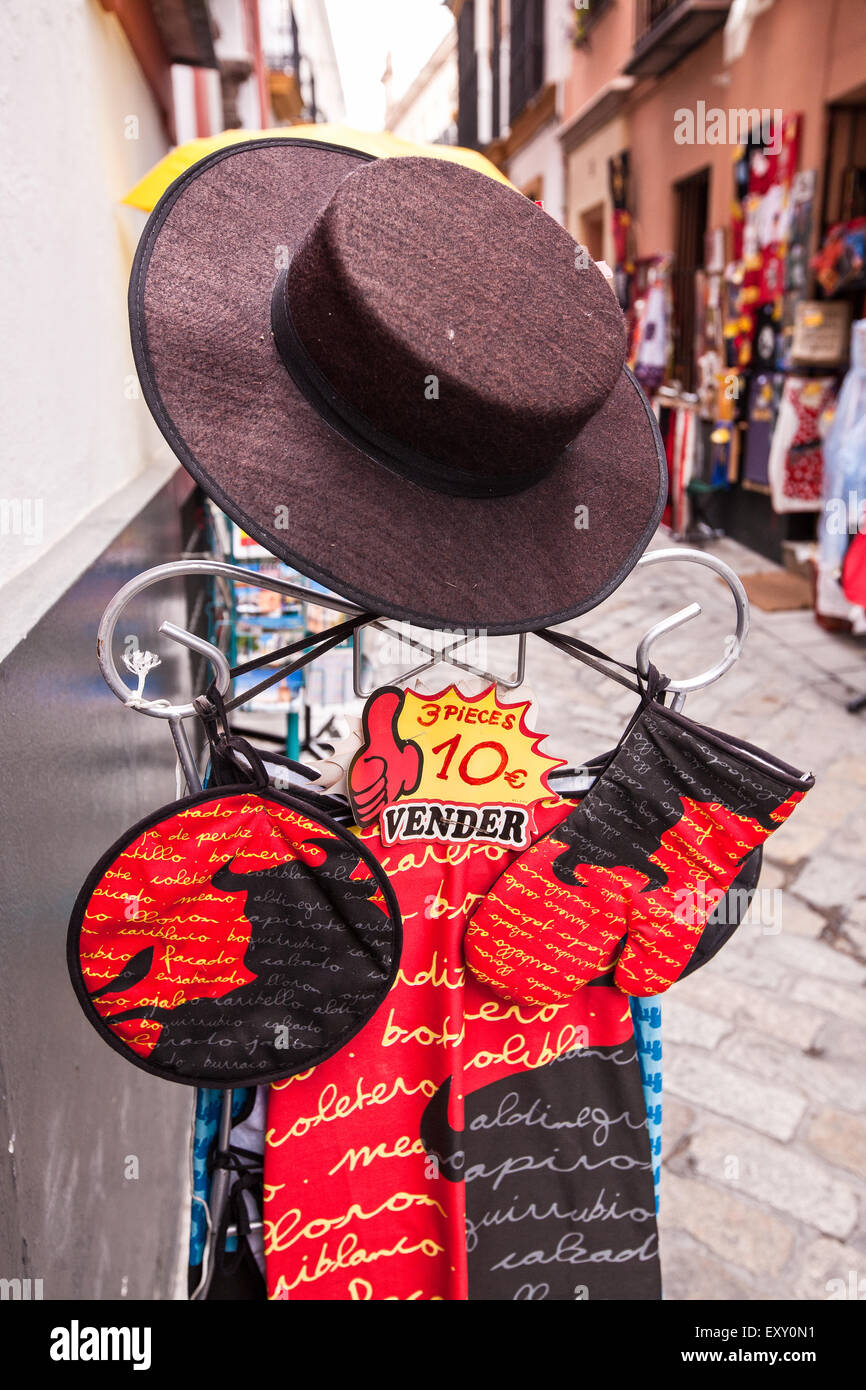 Boutique vendant des gants, un tablier, des guitares espagnoles, des  ventilateurs et des robes de flamenco à Séville Cette boutique touristique/  décroche à l'espagnol Photo Stock - Alamy