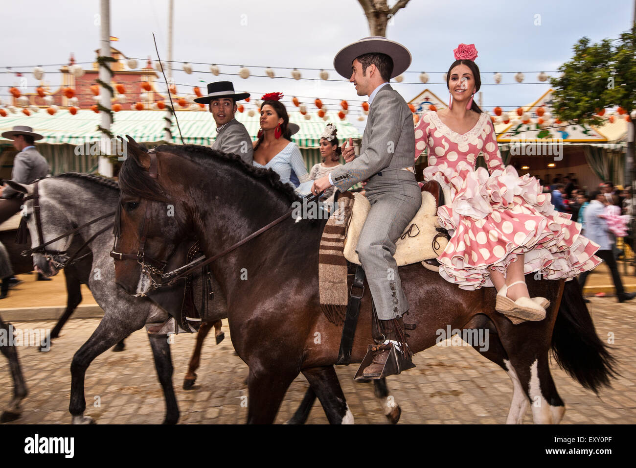 Les cavaliers et les femmes en robe traditionnel de Séville à Séville, Andalousie, Espagne, Europe. Avril au festival Feria. © Paul Quayl Banque D'Images