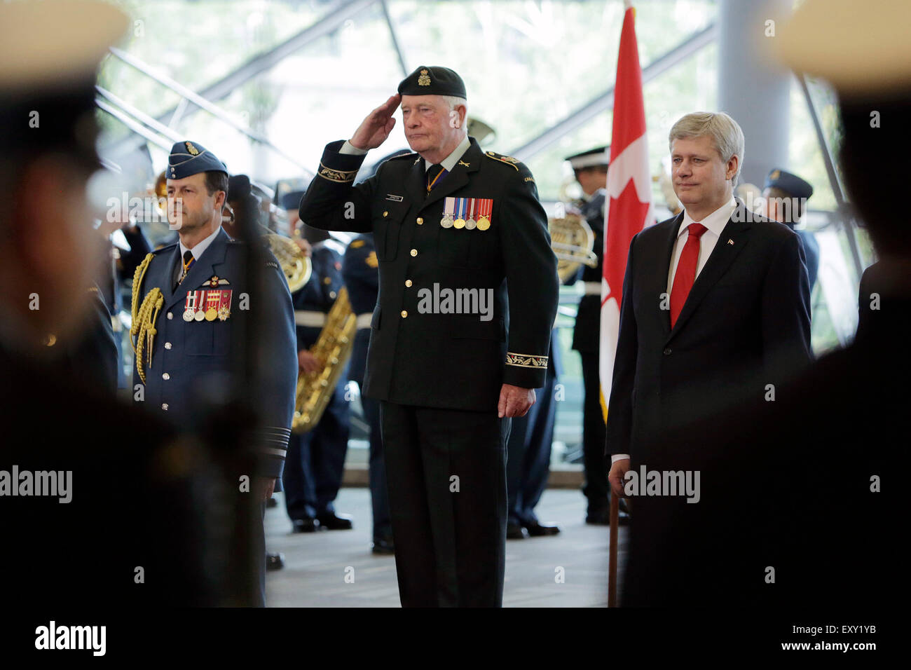 Ottawa, Canada. 17 juillet, 2015. Le chef sortant de la Défense, le général Tom Lawson (L), la gouverneure générale du Canada et Commandante en chef David Johnston (C) et le premier ministre du Canada, Stephen Harper, assister à une cérémonie de passation de commandement à la Shaw Centre à Ottawa, Canada, le 17 juillet 2015. Général Jonathan Vance a officiellement remplacé le général Tom Lawson à l'administrateur en chef de la Défense (CEMD) ici le vendredi matin. Crédit : David Kawai/Xinhua/Alamy Live News Banque D'Images