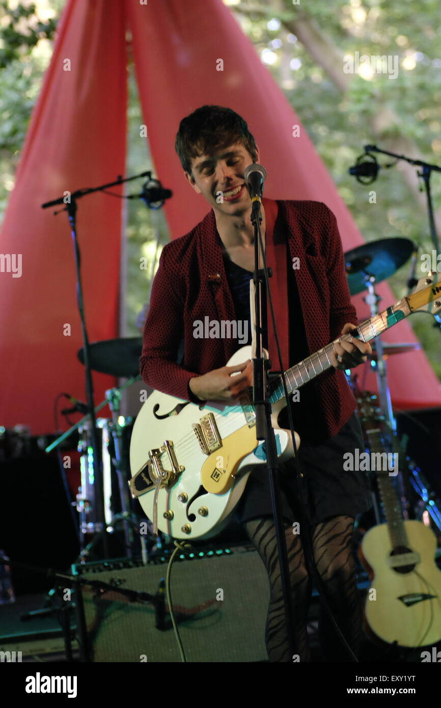 Henham Park, Southwold, Suffolk, UK. 17 juillet, 2015. Ezra Furman joue le Festival Latitude 2015 au stade iArena Crédit : Scott Hortop/Alamy Live News Banque D'Images