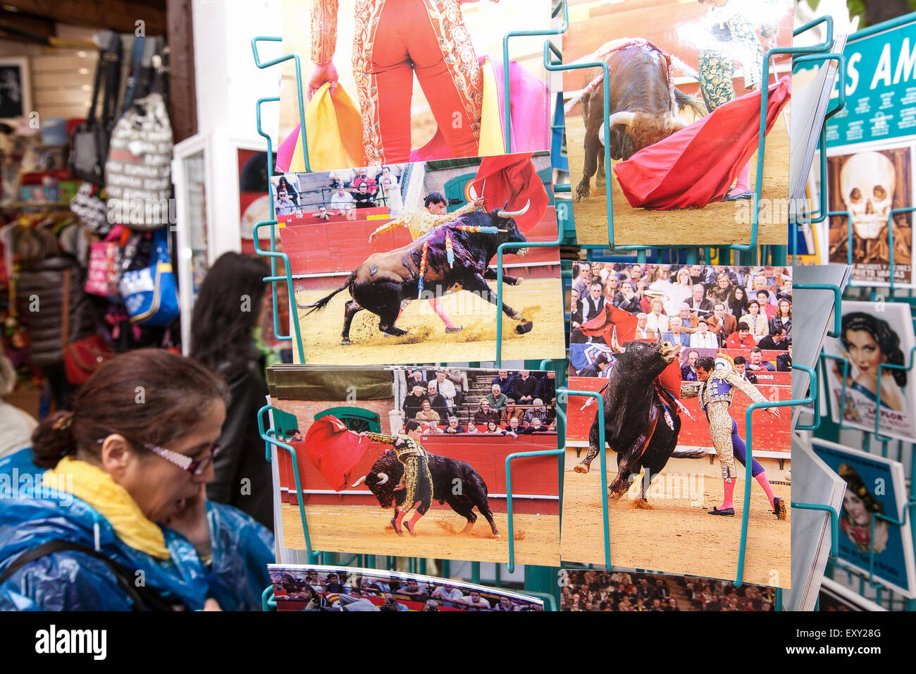 Cartes postales de la tauromachie à cette boutique touristique à Santa Cruz, vieille ville dans le centre de Séville, Andalousie, Espagne, Europe. © Paul Banque D'Images