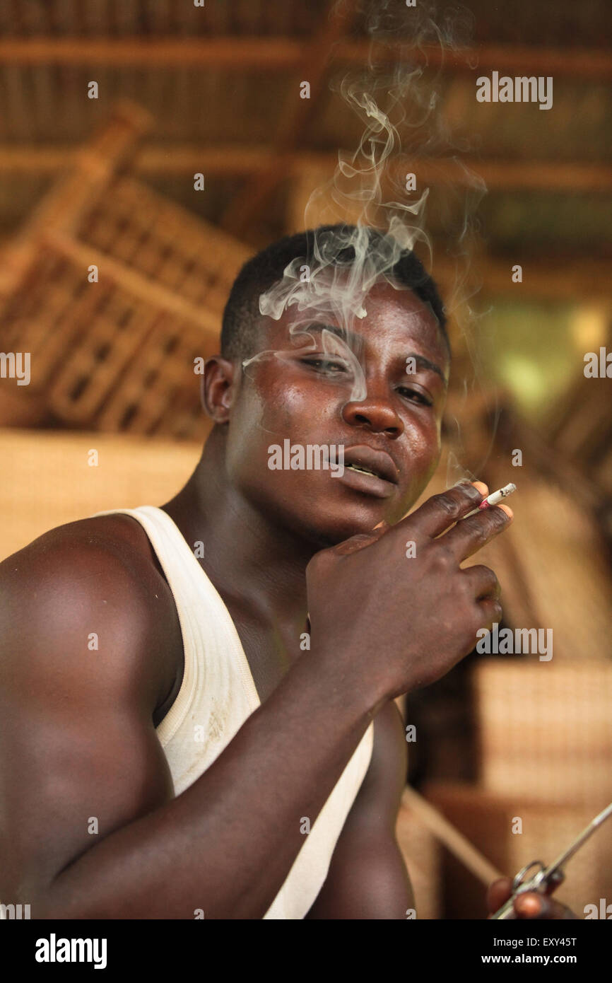 Abuja,6 novembre 2015. Un jeune homme à l'aide de bambou Chaise design. Le nigeria le chômage des jeunes a toujours été un problème dans la société en dépit de l'huile. Banque D'Images