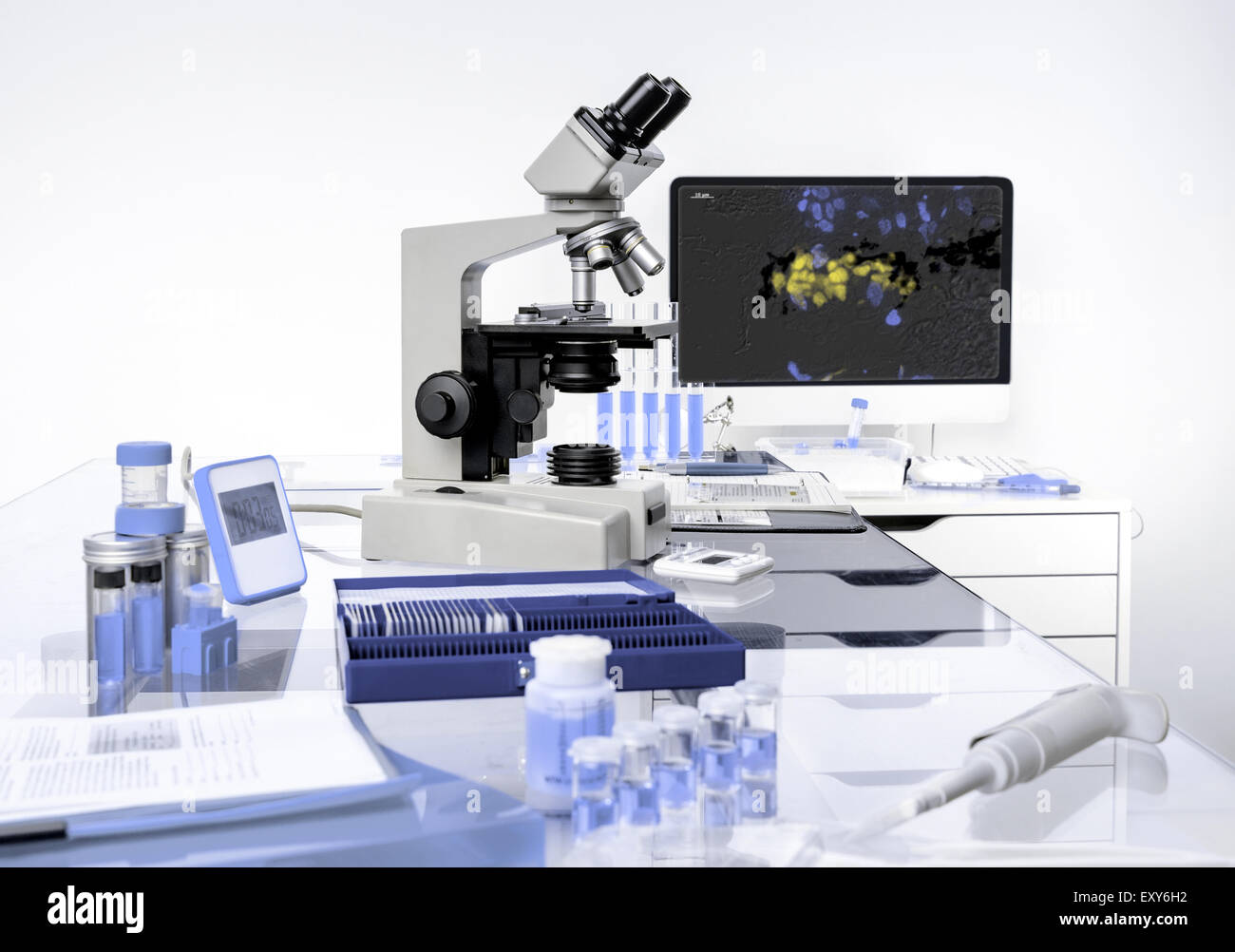 Station de travail microscopique, formation scientifique dans des tons blancs et lilas Banque D'Images