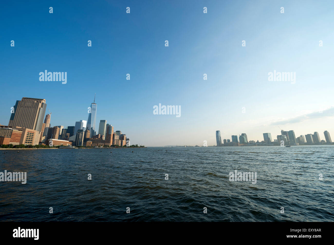 Hudson River vue sur l'horizon du centre-ville de Manhattan New York et Jersey City Banque D'Images