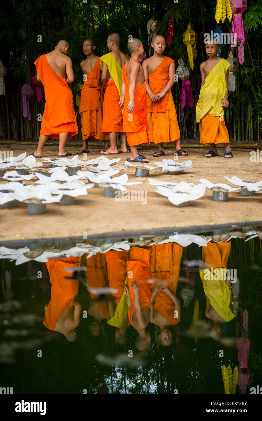CHIANG MAI, THAÏLANDE - 6 NOVEMBRE 2014 : les jeunes moines bouddhistes se préparer pour une fête des lumières loi krathong cérémonie. Banque D'Images