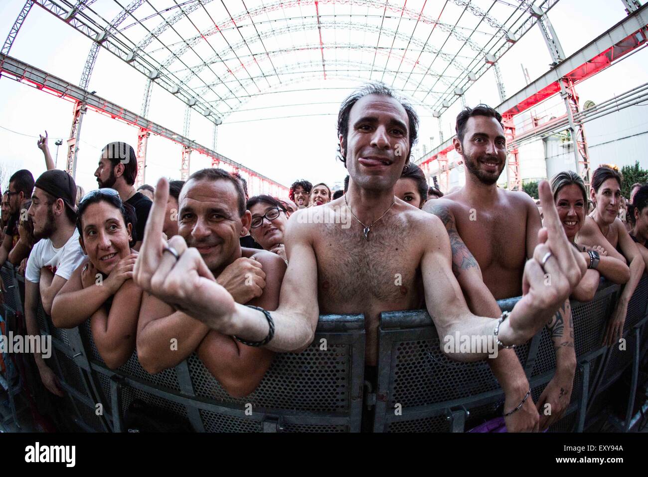 Milan, Italie. 17 juillet, 2015. La foule du Litfiba rock band sur scène imagée comme Carroponte ils font à Sesto San Giovanni Milan . Après la vente en avril, le groupe de rock italien a finalement fait un arrêt à la 'Carroponte» à Sesto San Giovanni Milan pour présenter le 'La Teoria degli Elementi', une des affiches de la culture rock italienne. Credit : Roberto Finizio/Pacific Press/Alamy Live News Banque D'Images