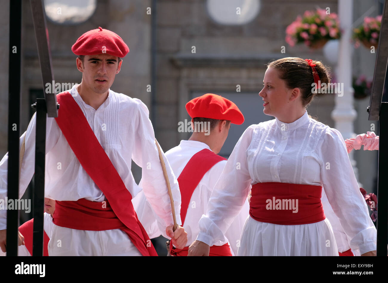 Les membres du groupe folklorique Lagunekin de Bardos, France, durant le 49e Festival International de Folklore dans le centre de Zagreb, Croatie Banque D'Images