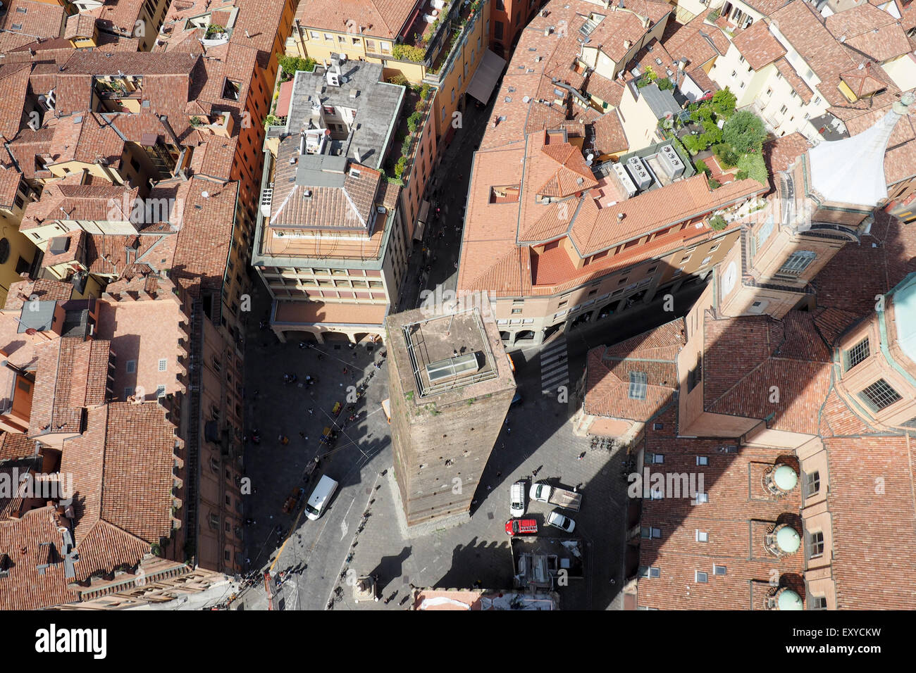 Vue aérienne de la Piazza di Porta Ravegnana et Torre Garisenda, Bologne. Banque D'Images