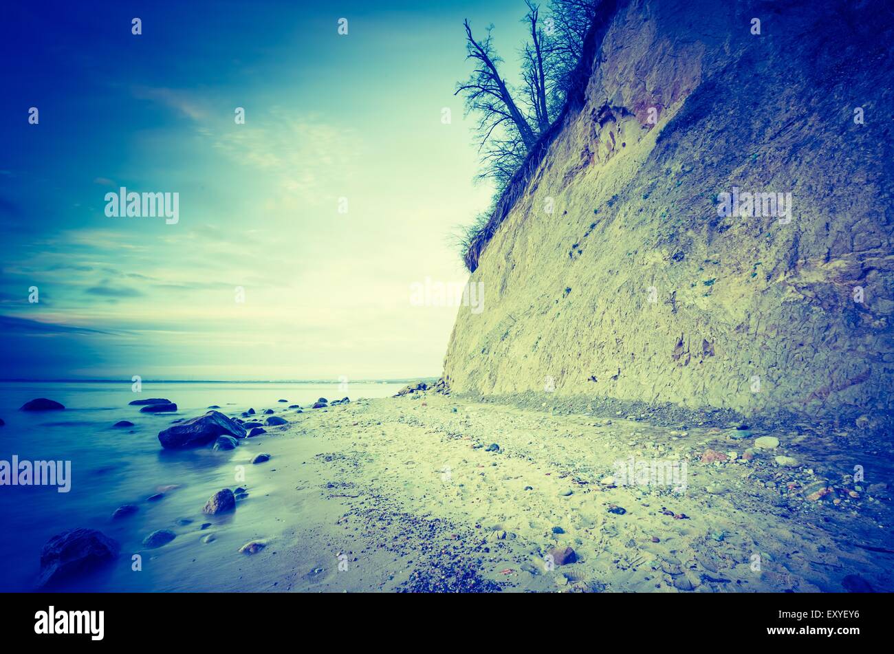 Vintage photo de belle rive de la mer Baltique avec grande falaise à Gdynia Orlowo. Seashore longue exposition photo. Banque D'Images