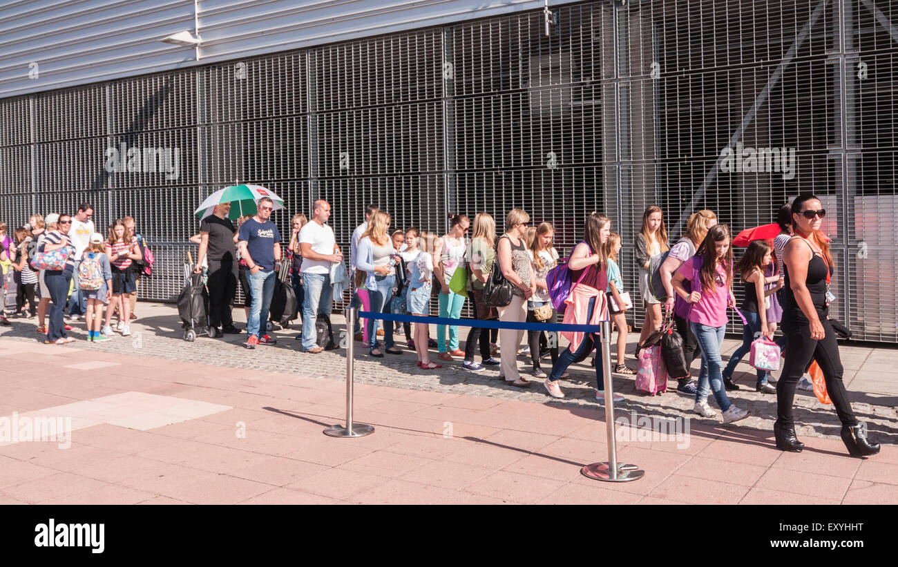 Londres, Royaume-Uni. 18 juillet 2015. Des milliers de filles, âgés entre 8 et 12 personnes, convergent sur ExCel London de Warner Brothers' open casting pour le rôle de "modestie" dans le prochain Harry Potter spin-off, les animaux fantastiques et où les trouver. Le studio est à la recherche d'une "jeune fille hantée avec une force intérieure et l'immobilité" et celui qui est sélectionné jouera aux côtés d'une star cast cloutés, y compris Taylor Lautner, et avec un scénario écrit par l'auteur de Harry Potter, JK Rowling. Crédit : Stephen Chung / Alamy Live News Banque D'Images