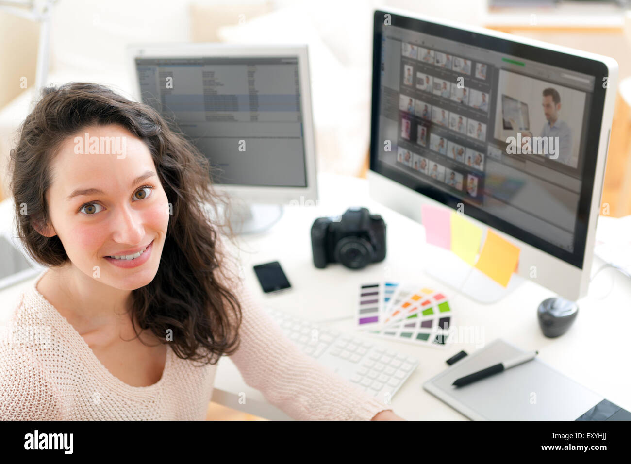 Vue d'une jeune femme photographe travaillant dans son bureau Banque D'Images