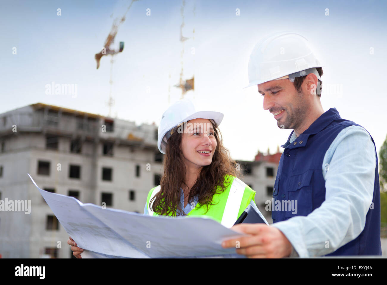 Avis de collègues travaillant sur un chantier de construction Banque D'Images