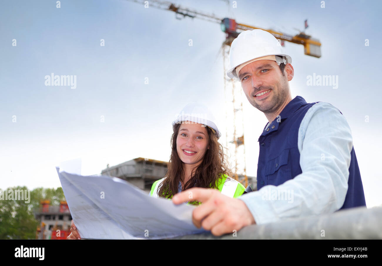 Avis de collègues travaillant sur un chantier de construction Banque D'Images