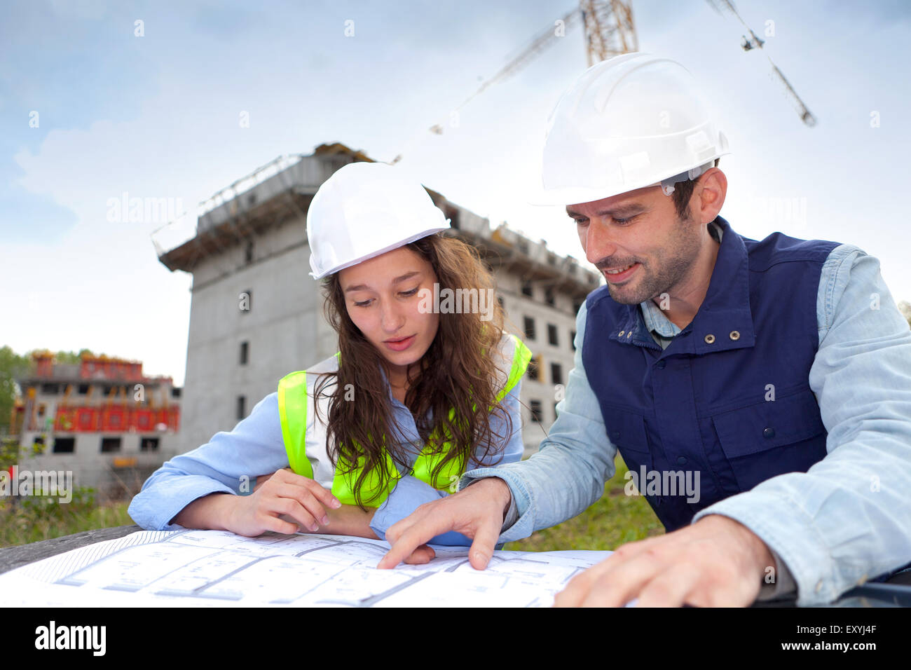 Avis de collègues travaillant sur un chantier de construction Banque D'Images