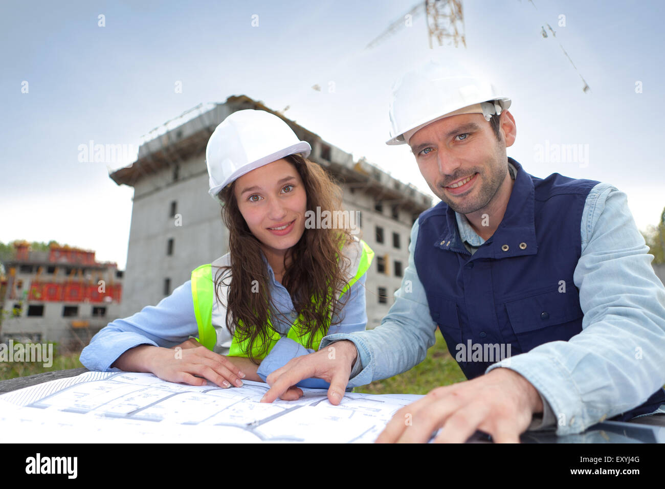 Avis de collègues travaillant sur un chantier de construction Banque D'Images