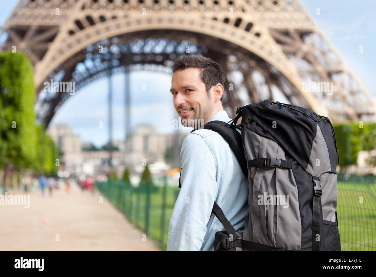 Portrait of a Happy traveler in Paris, France Banque D'Images