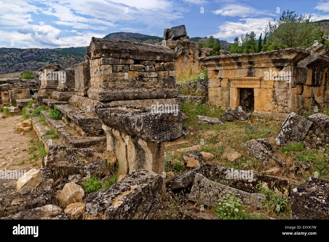 Petit mausolée et tombes de la nécropole de l'ancien Empire Romain ville de Hiérapolis Pamukkale en Turquie ci-dessus. Banque D'Images
