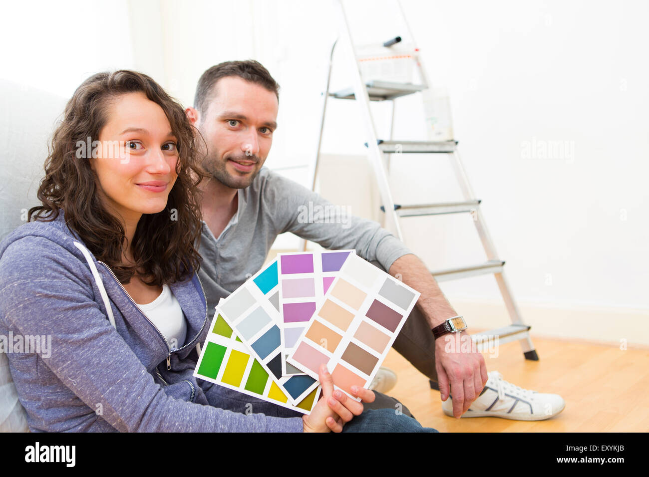 Vue d'un jeune couple à choisir des couleurs de leur nouvel appartement