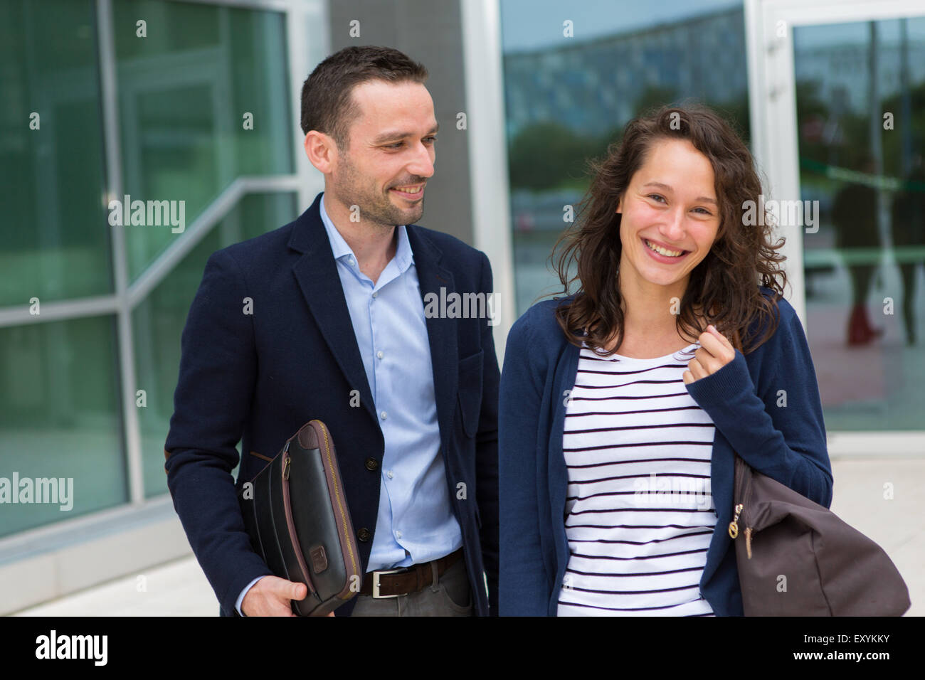 Vue d'un business man and woman chatting ensemble après le travail Banque D'Images