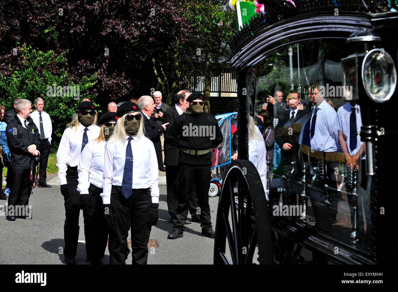 Londonderry, en Irlande du Nord, Royaume-Uni. 18 juillet, 2015. Funérailles d'éminents, républicain irlandais Peggy O'Hara. Les membres de l'Irish National Liberation Army (AIDN) accompagnent les funérailles de 86 ans, Peggy O'Hara, un républicain irlandais et la mère de Derry AIDN homme Patsy O'Hara qui sont morts en grève de la faim à Long Kesh en 1981. La demeure de Mme O'Hara ont été enterrés dans le cimetière de la ville, dans Moscou, à la suite d'une messe de requiem à St Columba's Church. Crédit : George Sweeney/Alamy Live News Banque D'Images