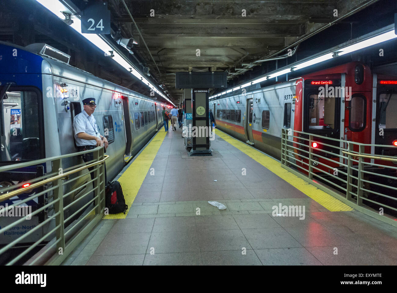 New York City, NY, États-Unis, trains sur la plate-forme vide dans les intérieurs du terminal Grand Central Station, éclairant les transports publics Banque D'Images