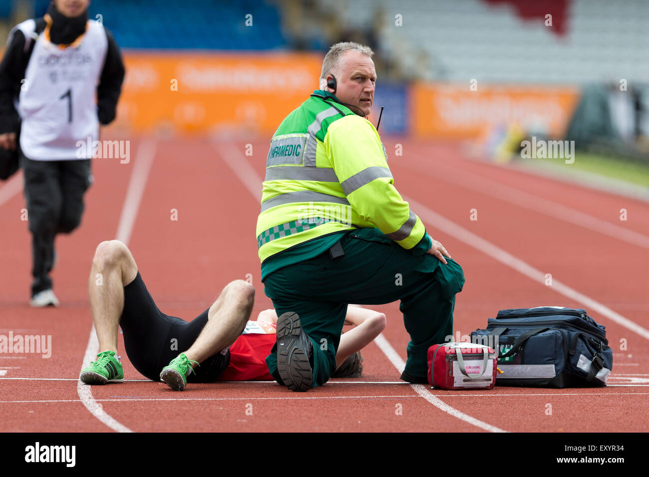 Mark Mitchell recevoir des soins médicaux après le 1500m hommes, 2 Chaleur 2014 Championnats britanniques Sainsbury's Alexander Stadium Birmingham UK Banque D'Images