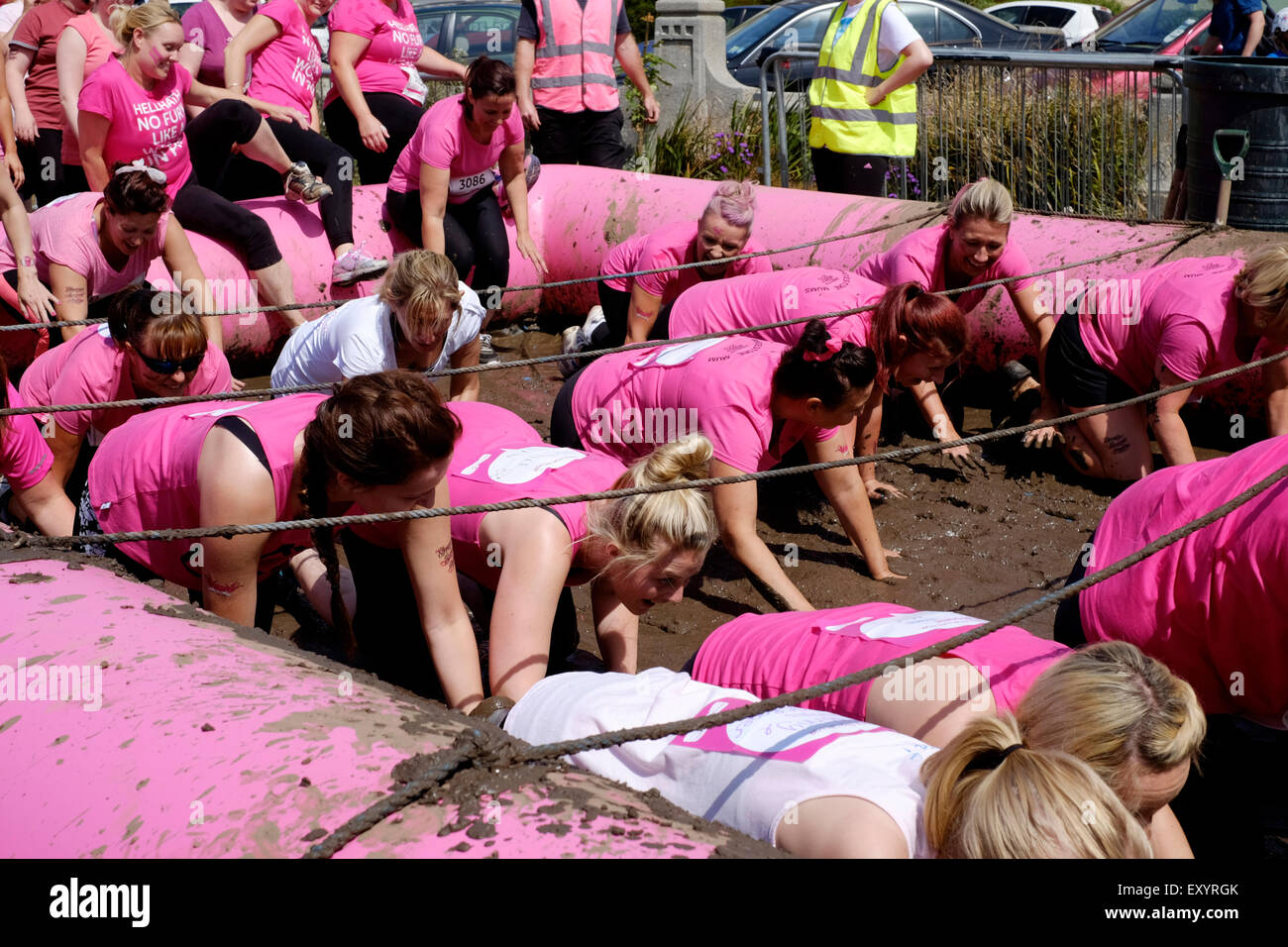 Les concurrents participent à la course 5k pour la vie dans la boue de l'aide cancer research uk en Angleterre southsea hampshire juillet 2015 Banque D'Images