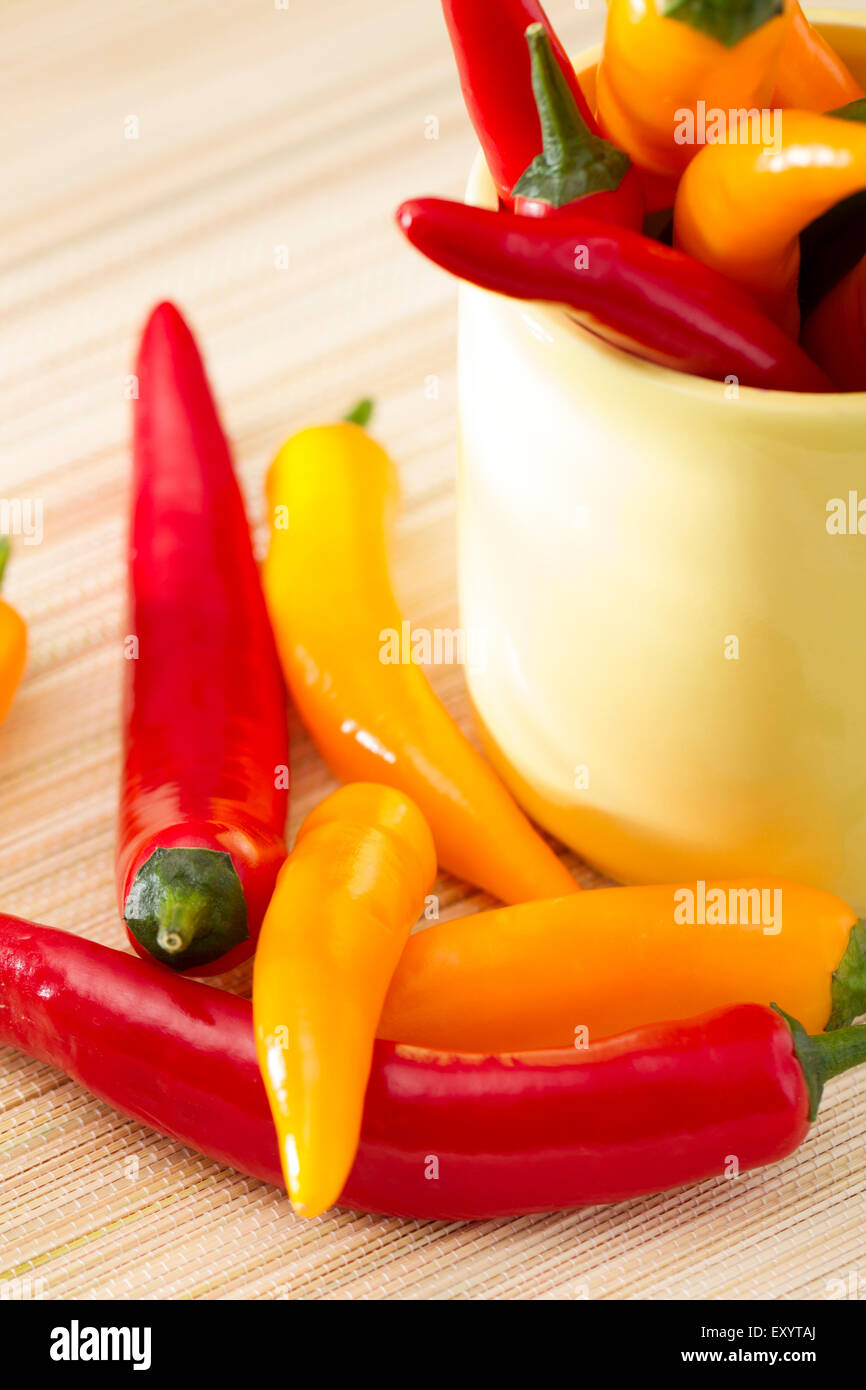 Hot Chili Peppers dans une tasse sur la table de cuisine tout pour la cuisine Banque D'Images