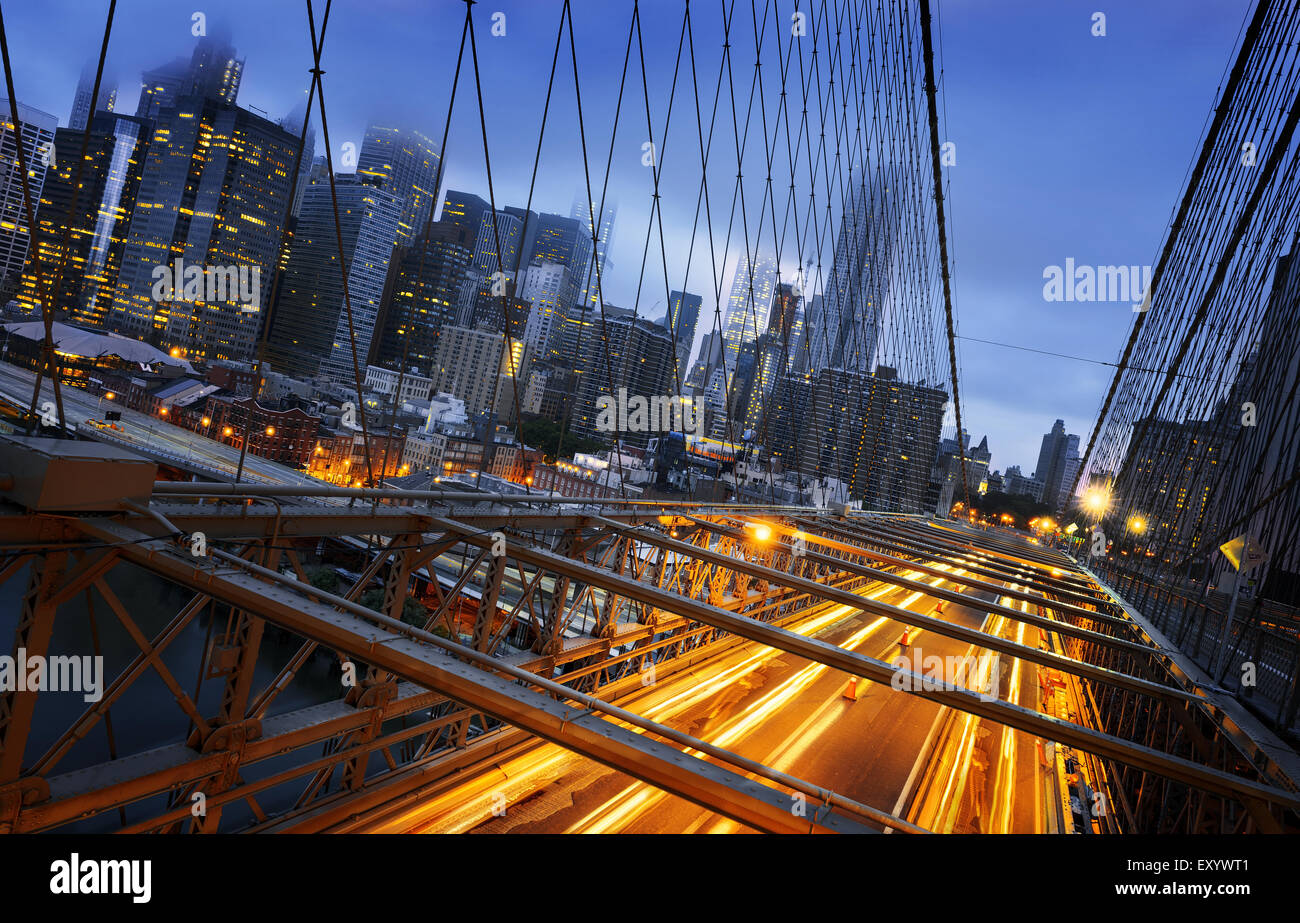 New York City - beau lever de soleil au-dessus de Manhattan et le pont de Brooklyn, États-Unis Banque D'Images