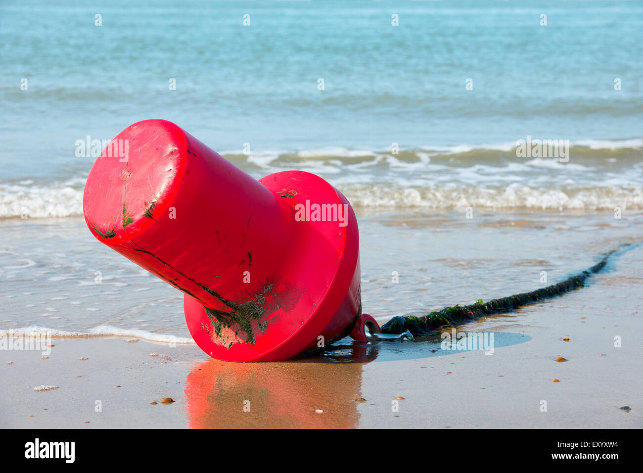 Gyrophare rouge à marée basse sur la plage de Vlissingen Banque D'Images