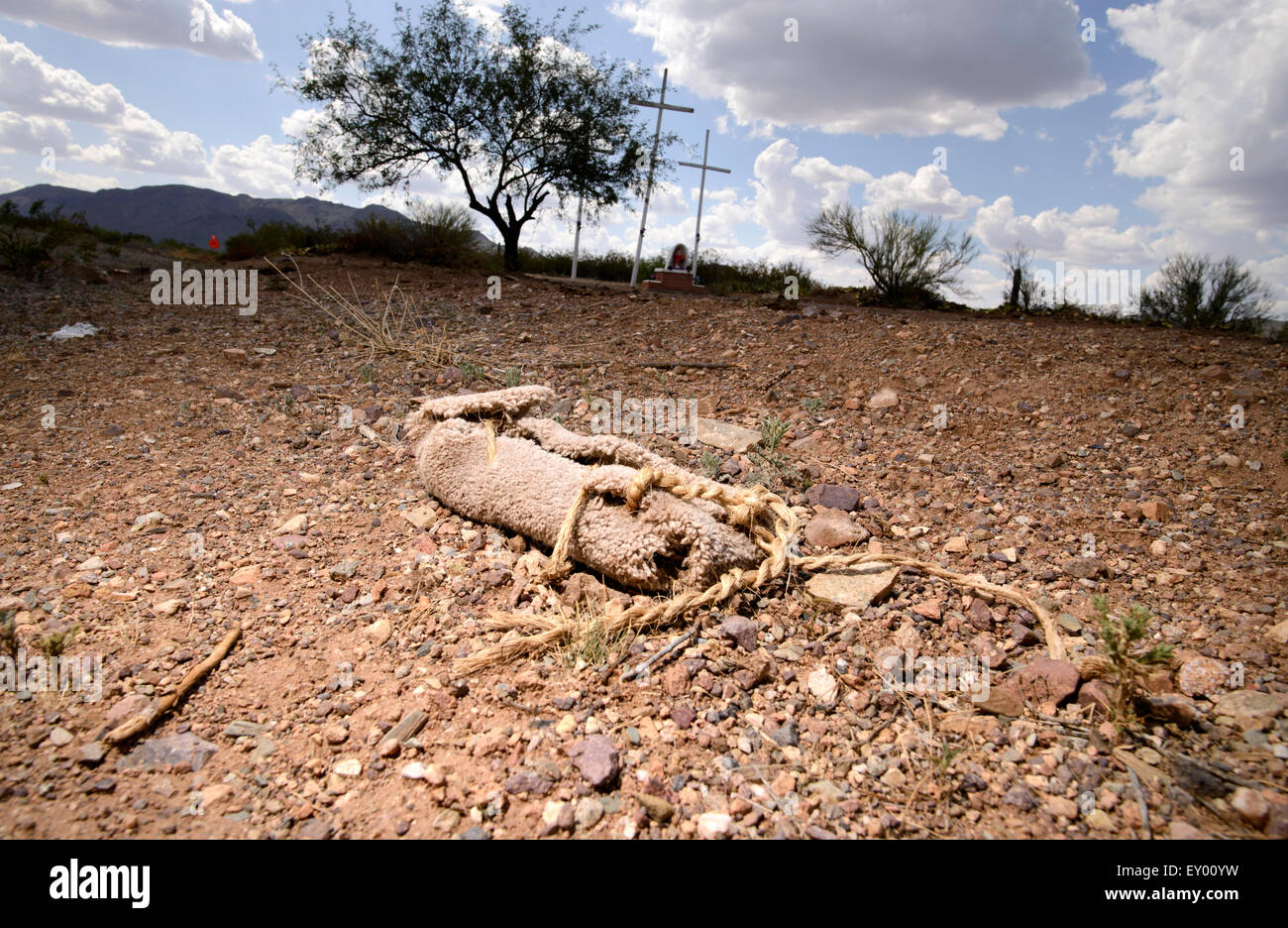 Une chaussure de tapis couvrant généralement utilisé par les contrebandiers pour perturber le suivi par l'application de la loi, de nation Tohono O'odham, Arizona, USA. Banque D'Images