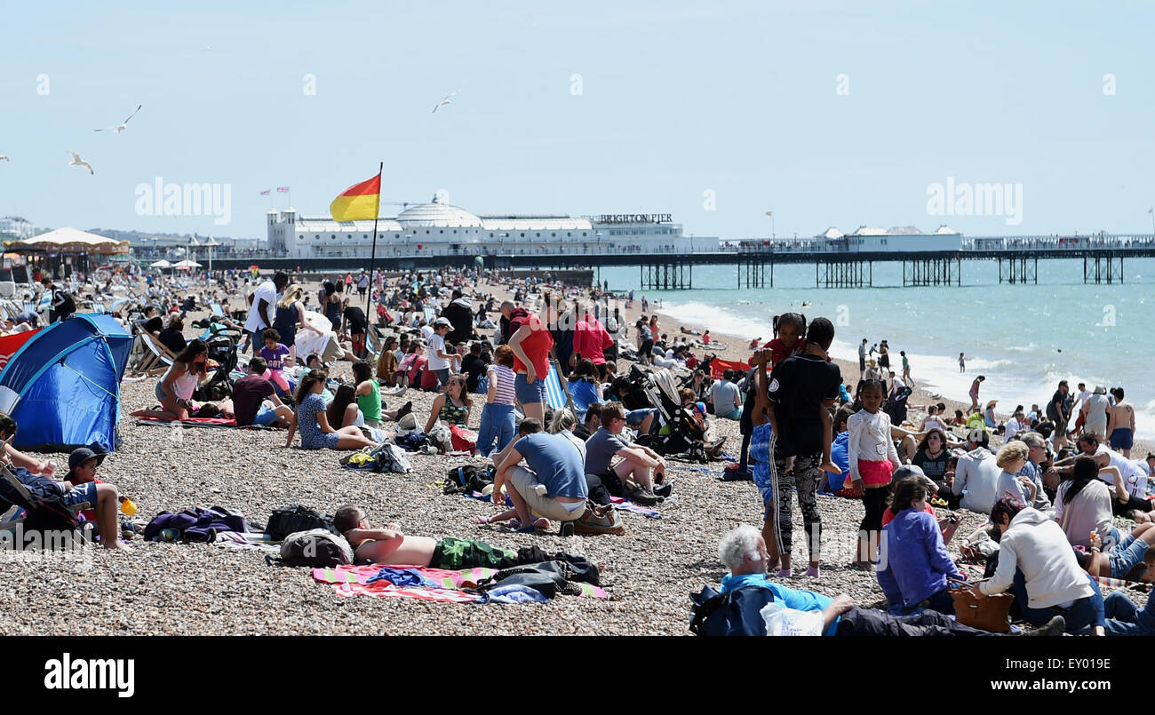 Brighton UK Samedi 18 juillet 2015 - La plage de Brighton est emballé cet après-midi que les gens apprécient le beau temps Crédit : Simon Dack/Alamy Live News Banque D'Images