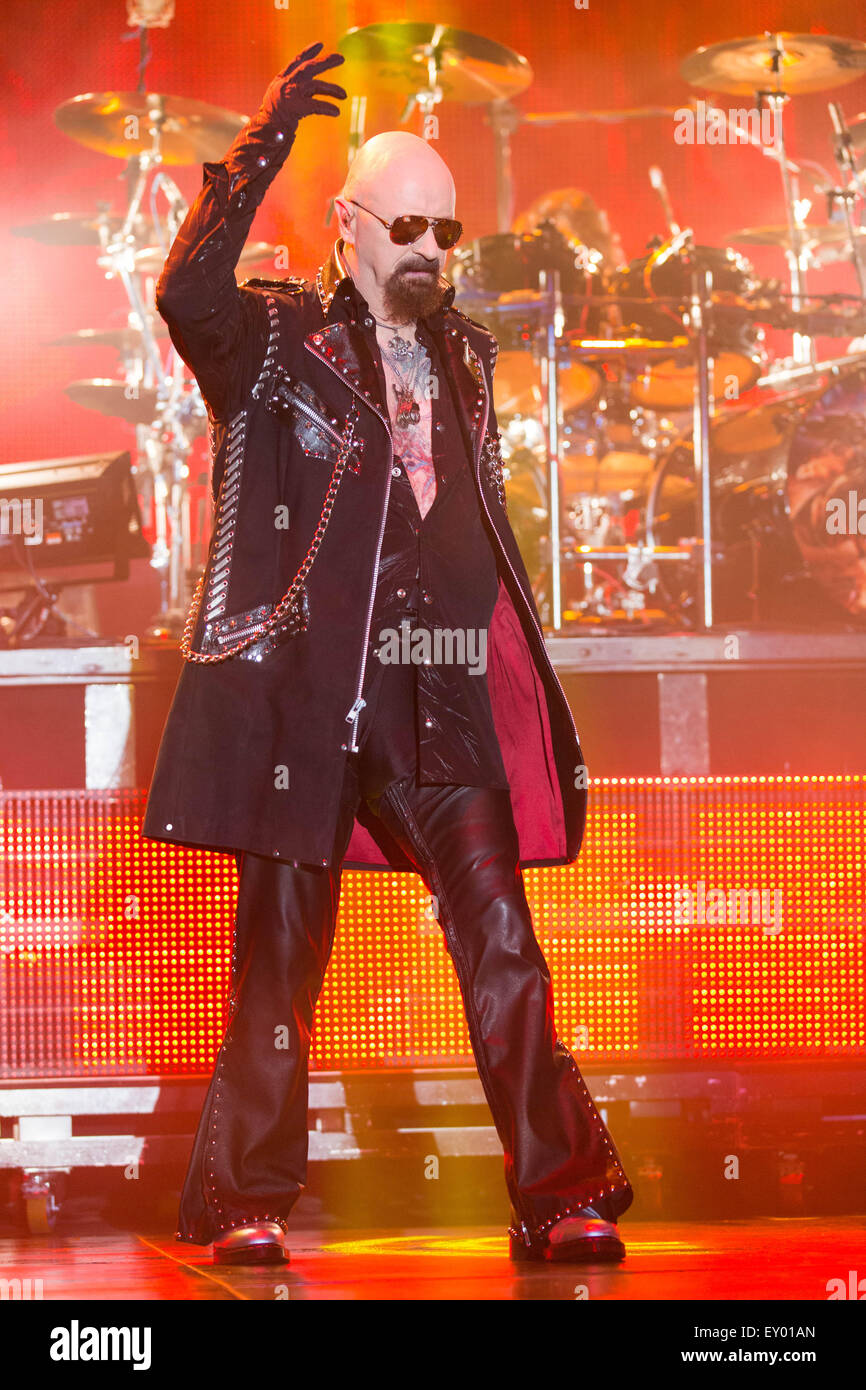 Oshkosh, Wisconsin, USA. 16 juillet, 2015. Chanteur Rob Halford de Judas Priest se produit sur scène avec son groupe à la Rock USA music festival à Oshkosh, Wisconsin Crédit : Daniel DeSlover/ZUMA/Alamy Fil Live News Banque D'Images